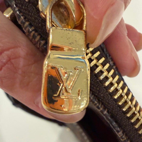 Elegant  Brown Checkered Shoulder Bag - Picture 3 of 11